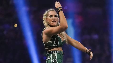 Lacey Evans surprises her fans with a topless post to。